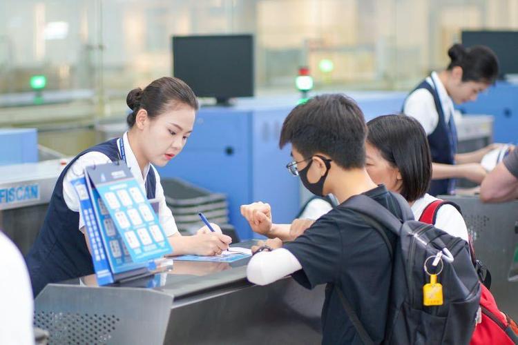 请广大旅客提前通过官方渠道了解行李运输规则,对携带的"超大,超重,超